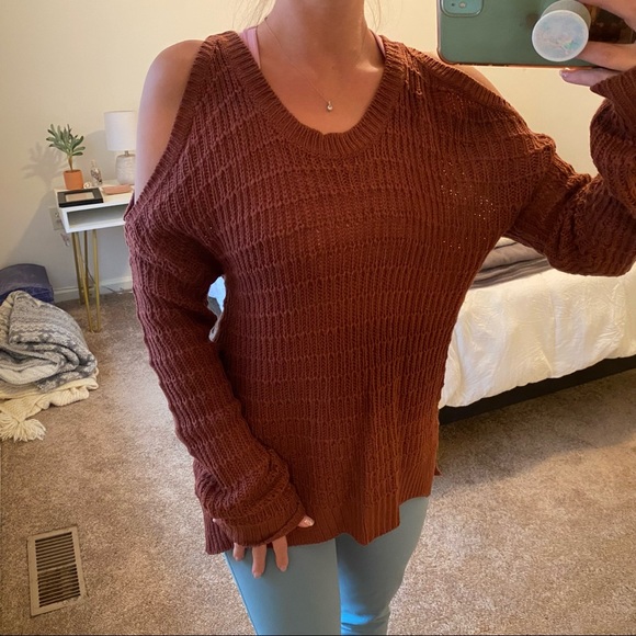 Cold shoulder sweater - Picture 2 of 3